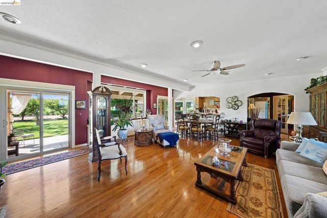 2445 Taylor Ln, Byron, CA 94514