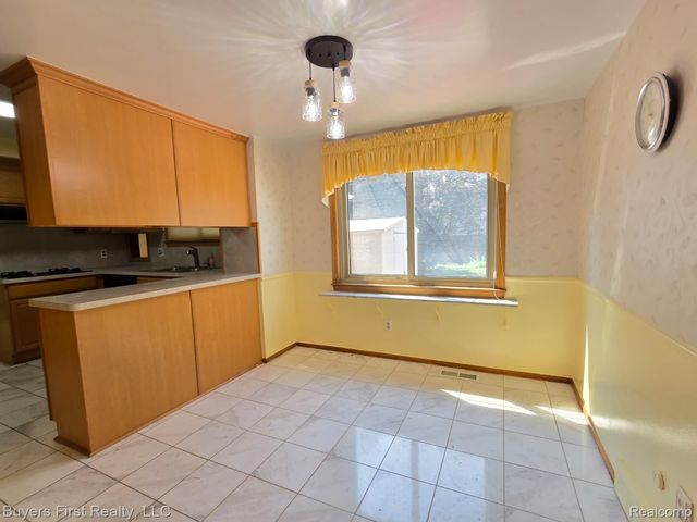 15915 Hilton Street, Southfield, MI 48075