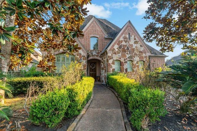 22 Waters Lake Boulevard, Missouri City, TX 77459