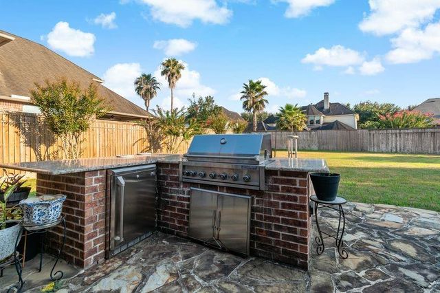 22 Waters Lake Boulevard, Missouri City, TX 77459