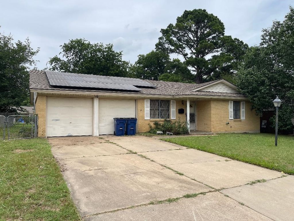 536 Tarrant Avenue, Burleson, TX 76028