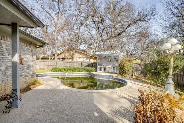 612 Melbourne Court, Hurst, TX 76053