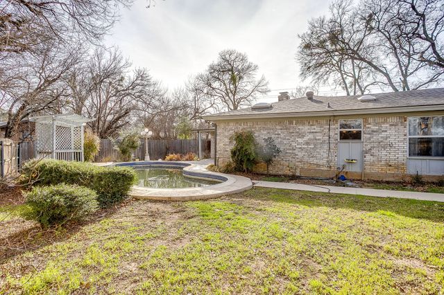 612 Melbourne Court, Hurst, TX 76053