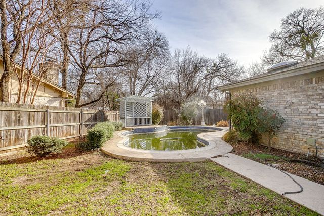 612 Melbourne Court, Hurst, TX 76053