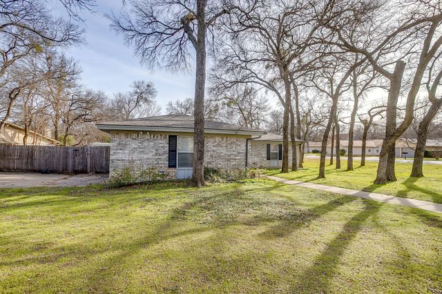 612 Melbourne Court, Hurst, TX 76053