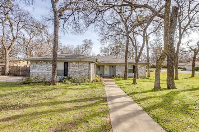 612 Melbourne Court, Hurst, TX 76053