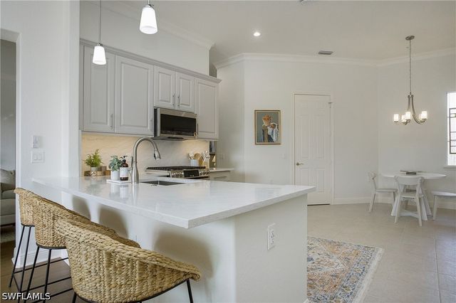 3093 Aviamar CIR 7-203, Naples, FL 34114