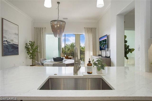 3093 Aviamar CIR 7-203, Naples, FL 34114