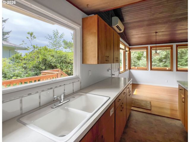 113 RIDGE CREST Rd, Gleneden Beach, OR 97388