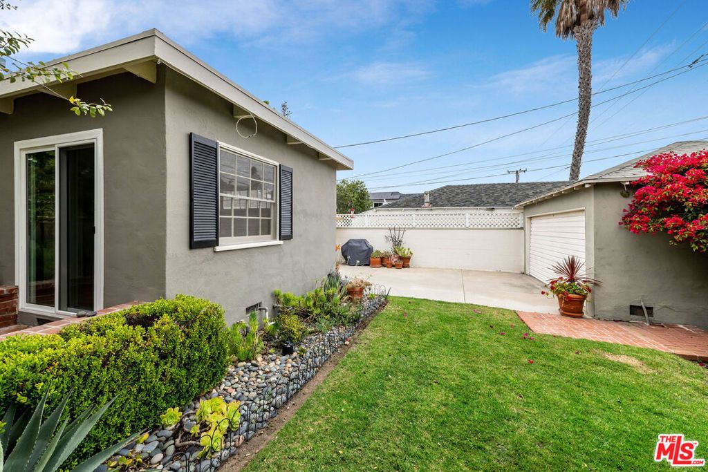 Image 44 of property listing at 2108 Hill Street, Santa Monica, CA 90405