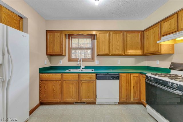 586 Abbe Road, Sheffield Lake, OH 44054