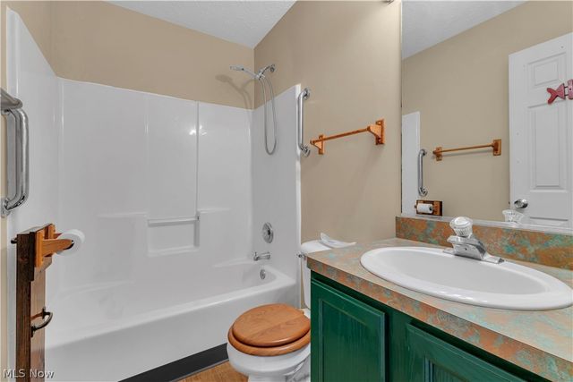 586 Abbe Road, Sheffield Lake, OH 44054