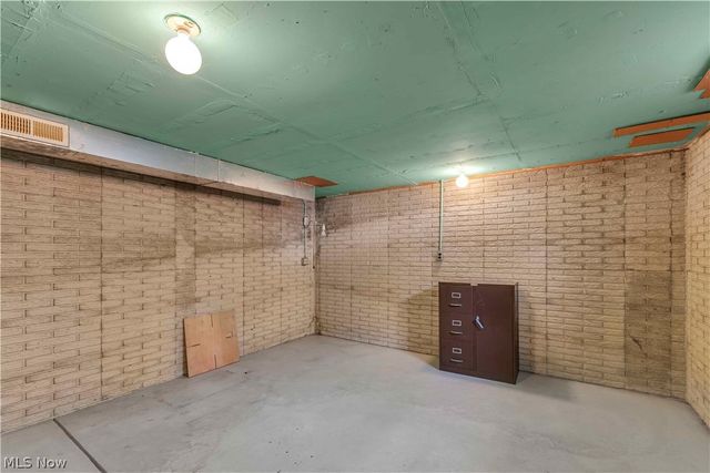 586 Abbe Road, Sheffield Lake, OH 44054