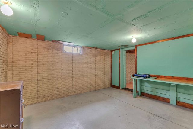 586 Abbe Road, Sheffield Lake, OH 44054