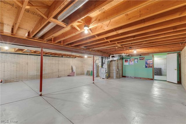 586 Abbe Road, Sheffield Lake, OH 44054