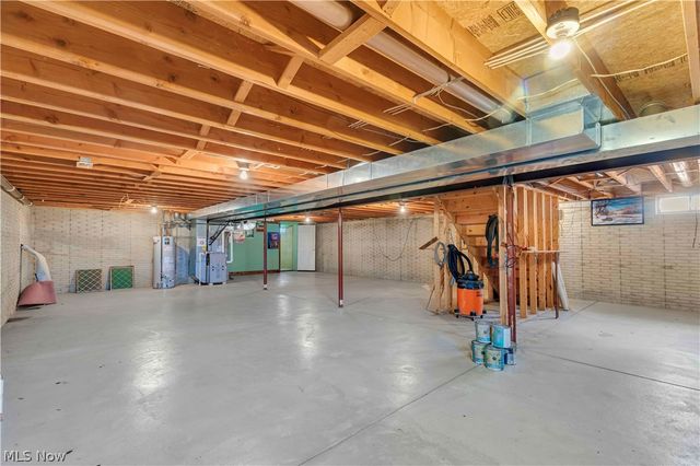 586 Abbe Road, Sheffield Lake, OH 44054