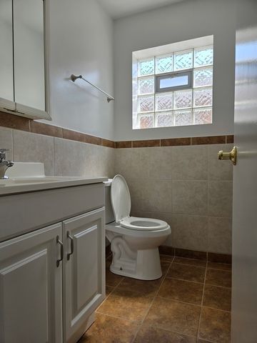 6039 N Artesian Avenue 2, Chicago, IL 60659
