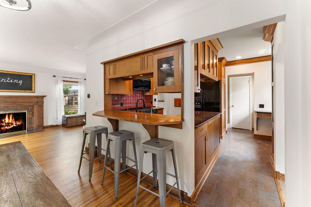 1017 Thomas Avenue S, Minneapolis, MN 55405