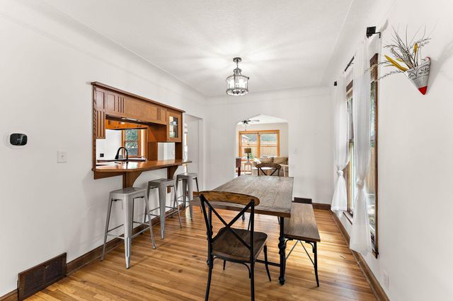 1017 Thomas Avenue S, Minneapolis, MN 55405