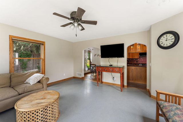 1017 Thomas Avenue S, Minneapolis, MN 55405
