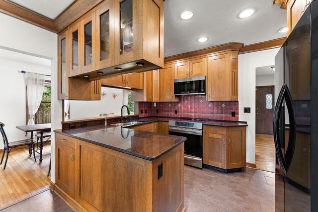 1017 Thomas Avenue S, Minneapolis, MN 55405