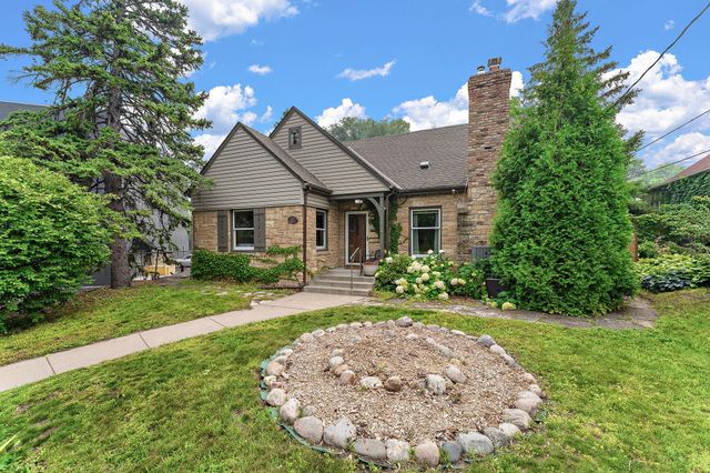 1017 Thomas Avenue S, Minneapolis, MN 55405