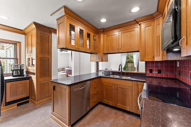 1017 Thomas Avenue S, Minneapolis, MN 55405