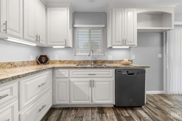 5016 Willow Tree Drive, Bakersfield, CA 93313