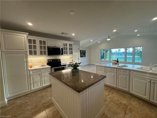 1203 Foxfire LN, Naples, FL 34104