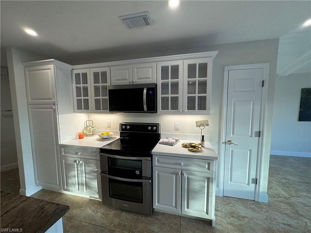 1203 Foxfire LN, Naples, FL 34104