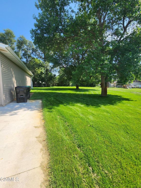 8 Brevet Place, Lincoln, ND 58504 photo 3