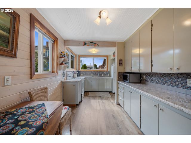 353 S ANCHOR St, Rockaway Beach, OR 97136