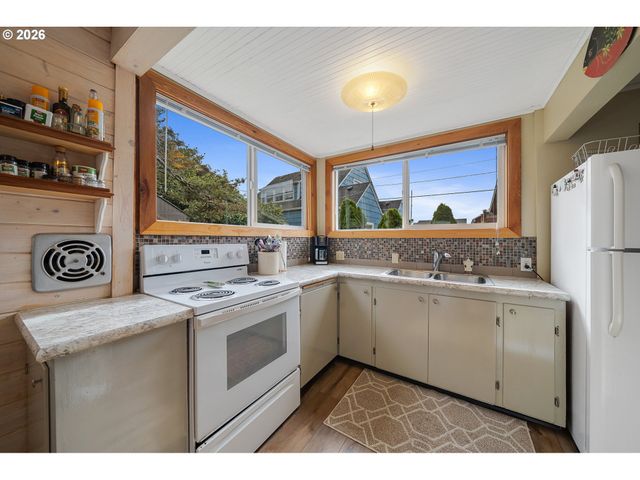 353 S ANCHOR St, Rockaway Beach, OR 97136