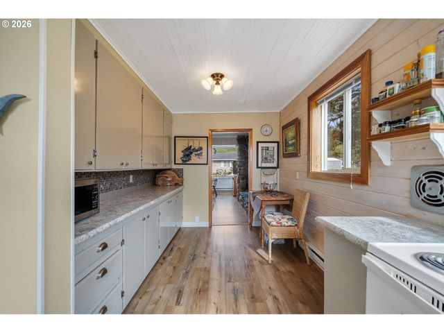 353 S ANCHOR St, Rockaway Beach, OR 97136