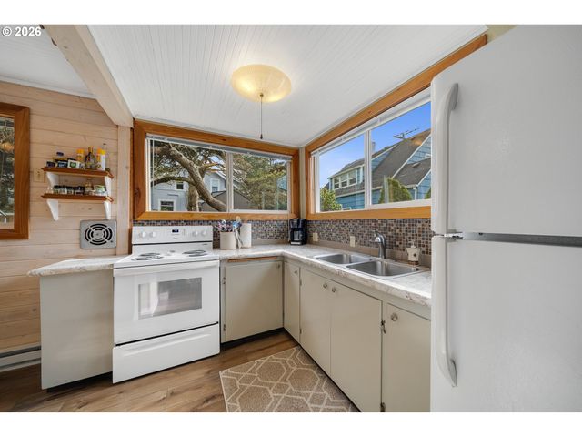 353 S ANCHOR St, Rockaway Beach, OR 97136