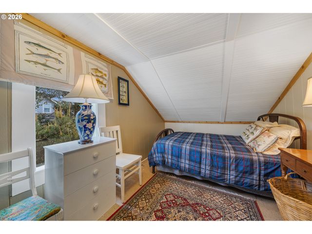 353 S ANCHOR St, Rockaway Beach, OR 97136