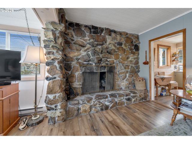 353 S ANCHOR St, Rockaway Beach, OR 97136