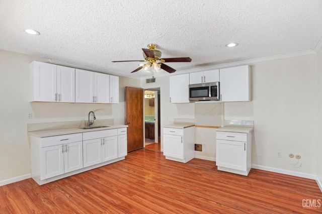 6918 Crestwood Street, Bakersfield, CA 93308