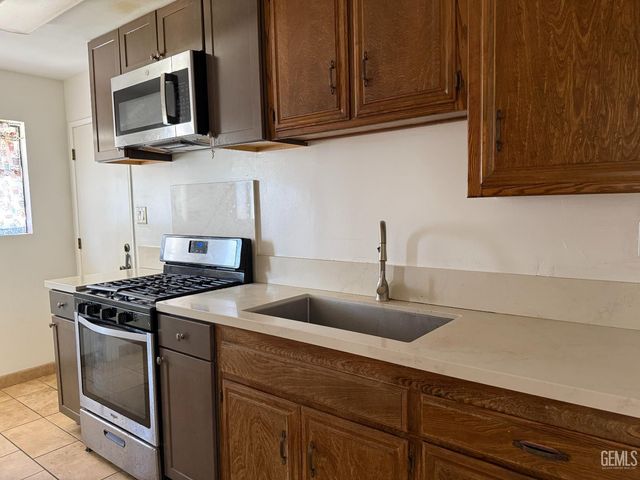 6918 Crestwood Street, Bakersfield, CA 93308