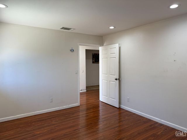 6918 Crestwood Street, Bakersfield, CA 93308
