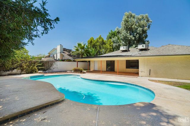 6918 Crestwood Street, Bakersfield, CA 93308