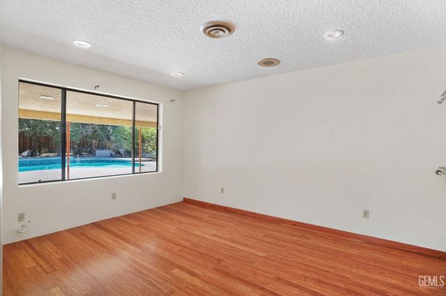 6918 Crestwood Street, Bakersfield, CA 93308