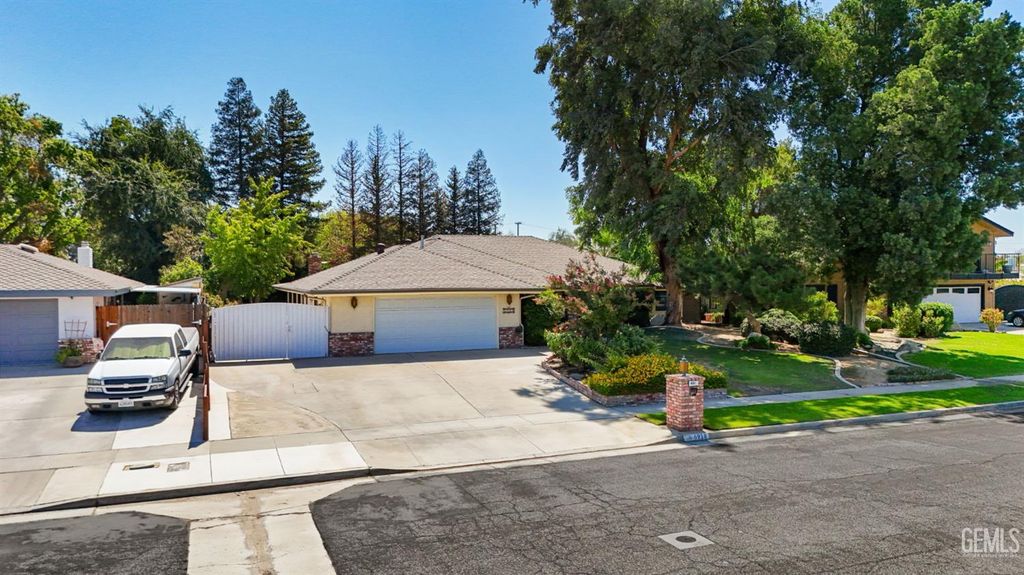 6918 Crestwood Street, Bakersfield, CA 93308