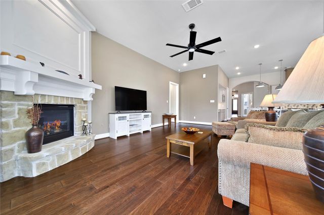 305 Mallory Court, Montgomery, TX 77316