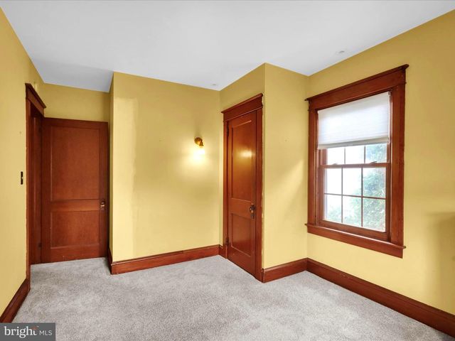 109 W BROAD ST, New Holland, PA 17557