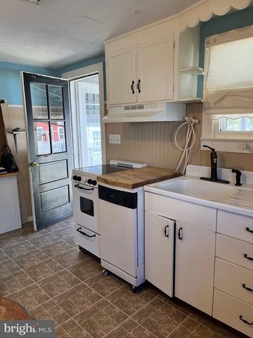 1079 KINGS HWY, Pilesgrove, NJ 08098