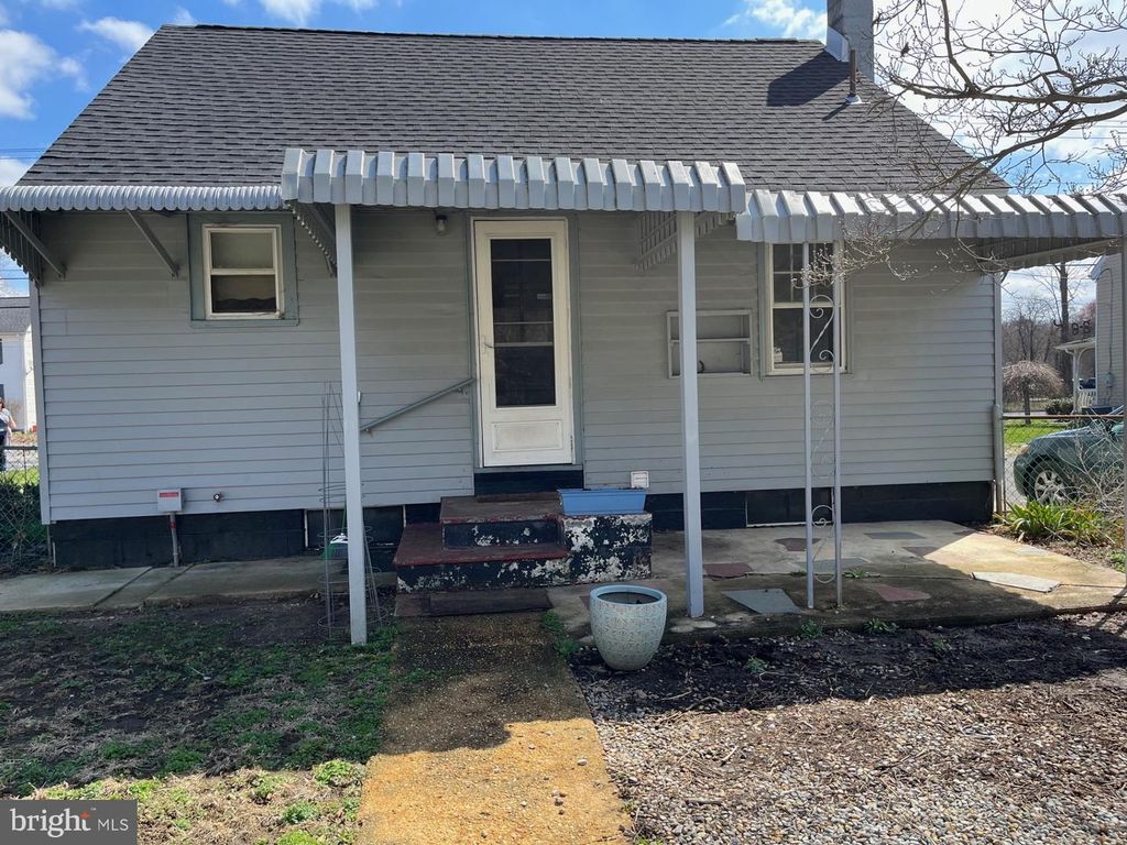 Image 2 of property listing at 1079 KINGS HWY, Pilesgrove, NJ 08098