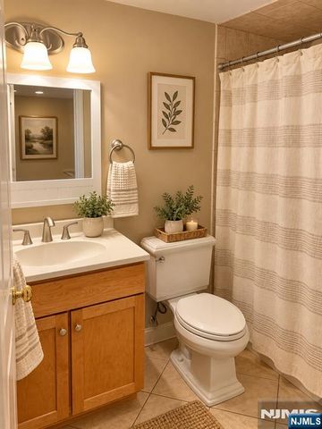546 Art Lane, Ridgefield, NJ 07657