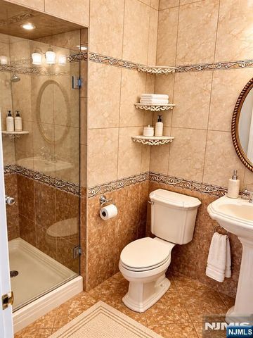 546 Art Lane, Ridgefield, NJ 07657