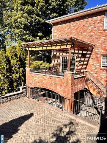 546 Art Lane, Ridgefield, NJ 07657